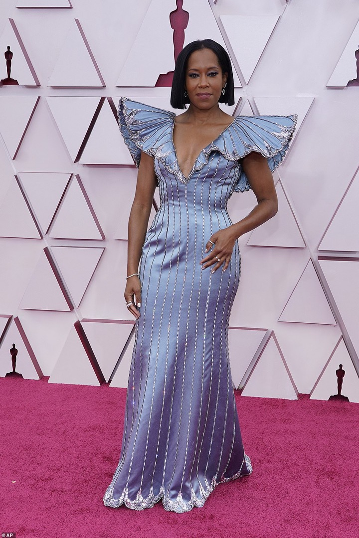 Stunning red carpet photos from the 2021 Oscars