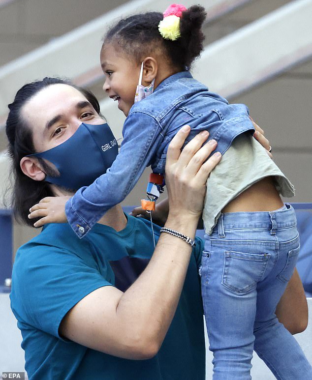 Serena Williams est acclamée par son mari Alexis Ohanian et sa fille Olympia à l'US Open, alors qu'elle bat Sloane Stephens (photos)