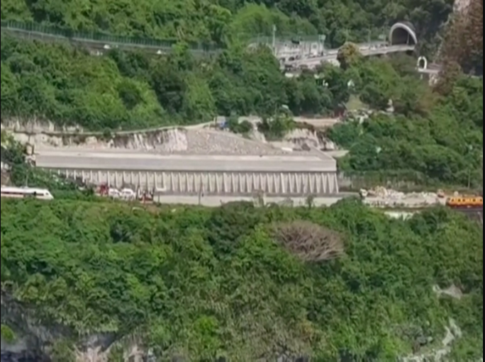 Train derails in Taiwan