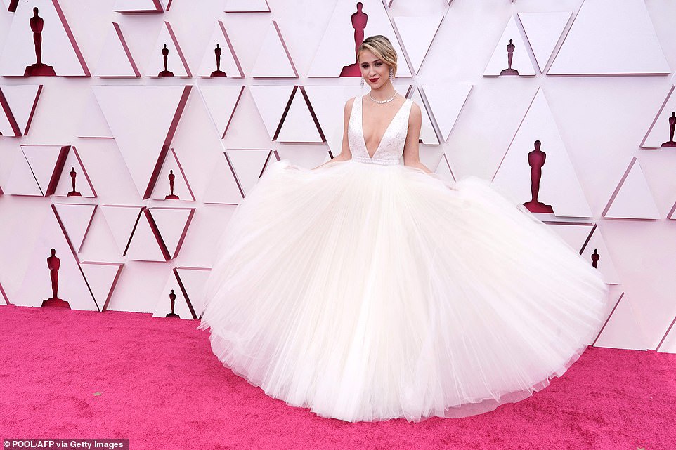 Stunning Red Carpet Photos From The 2021 Oscars