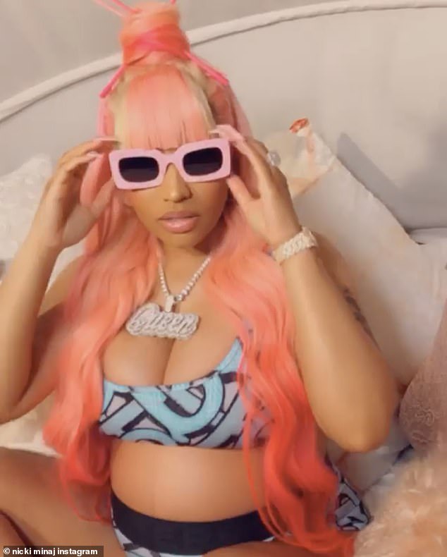  Pregnant Nicki Minaj flaunts her growing baby bump in Burberry bikini (Photos)