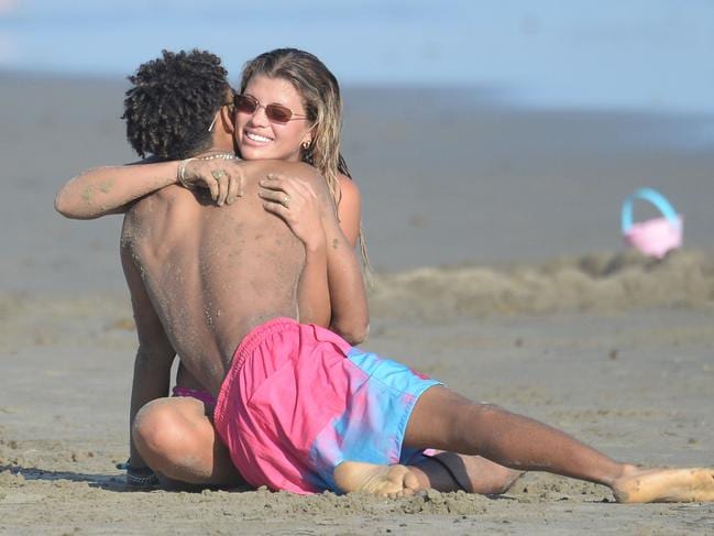 Sofia Richie et Jaden Smith déclenchent des rumeurs de rencontres après avoir été aperçues ensemble à la plage (photos)