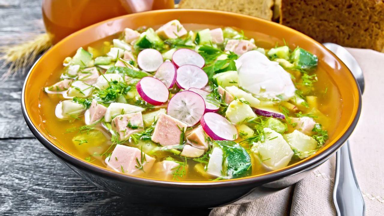 Köstliches Rezept aus der DDR: Kennen Sie noch „Okroschka“? Diese kalte, russische Suppe ist das richtige Abendessen für den Sommer!