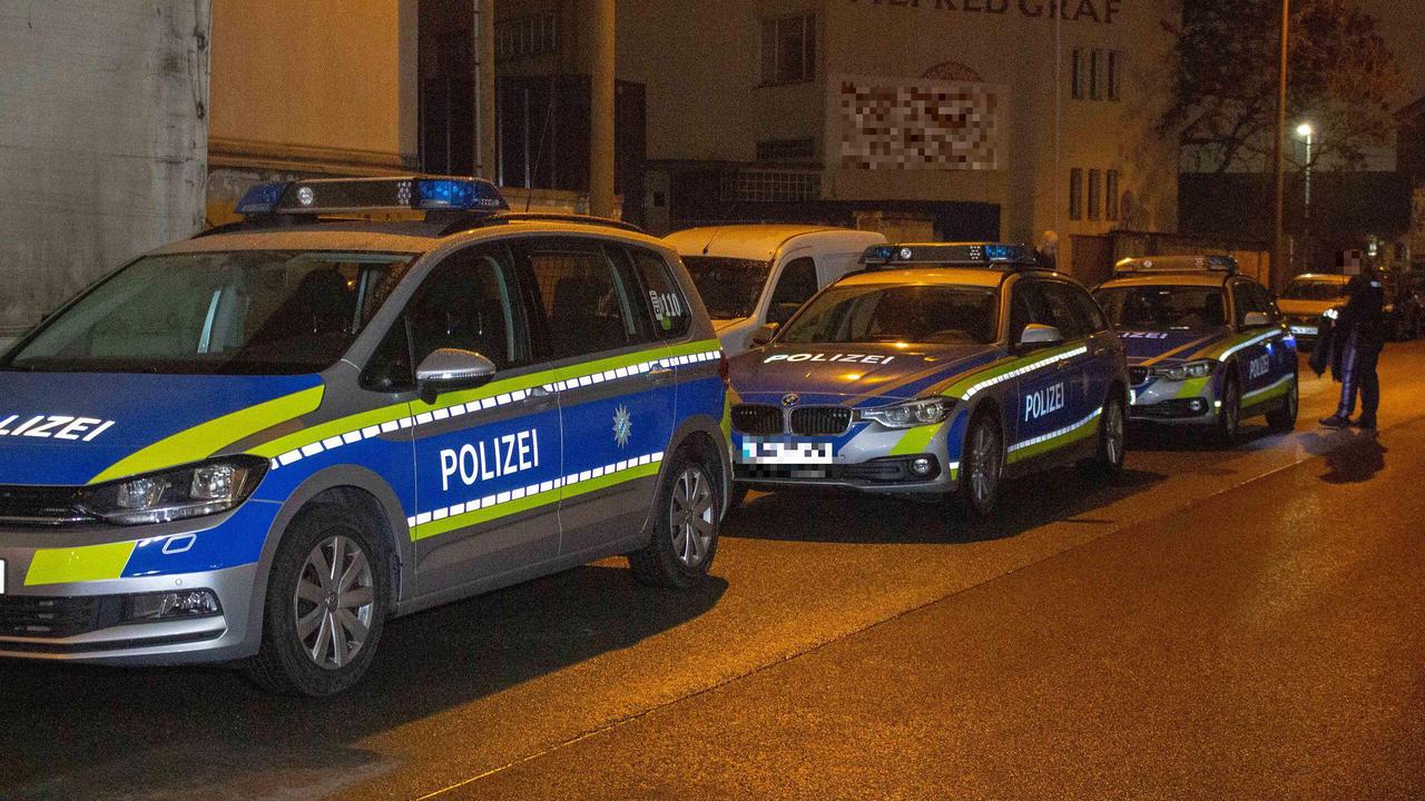 Mainz-Neustadt: Paketzusteller fährt gegen geparktes Auto und begeht Fahrerflucht