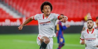 Pemain Sevilla, Jules Kounde merayakan gol ke gawang Barcelona, Kamis (11/2/2021) (c) AP Photo