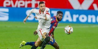 Samuel Umtiti beraksi pada duel Sevilla vs Barcelona, Copa del Rey 2020/21. (c) AP Photo