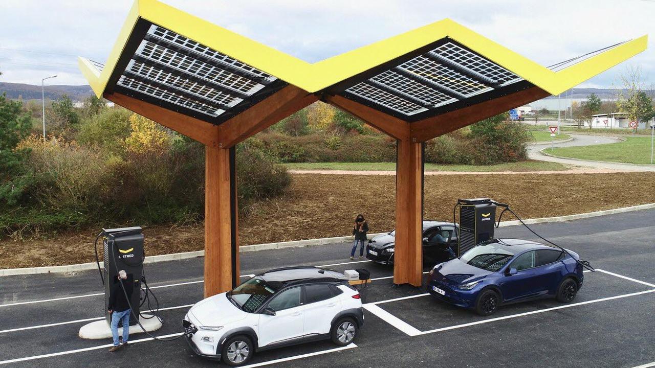 Véhicules électriques : quatre nouvelles stations sur les autoroutes