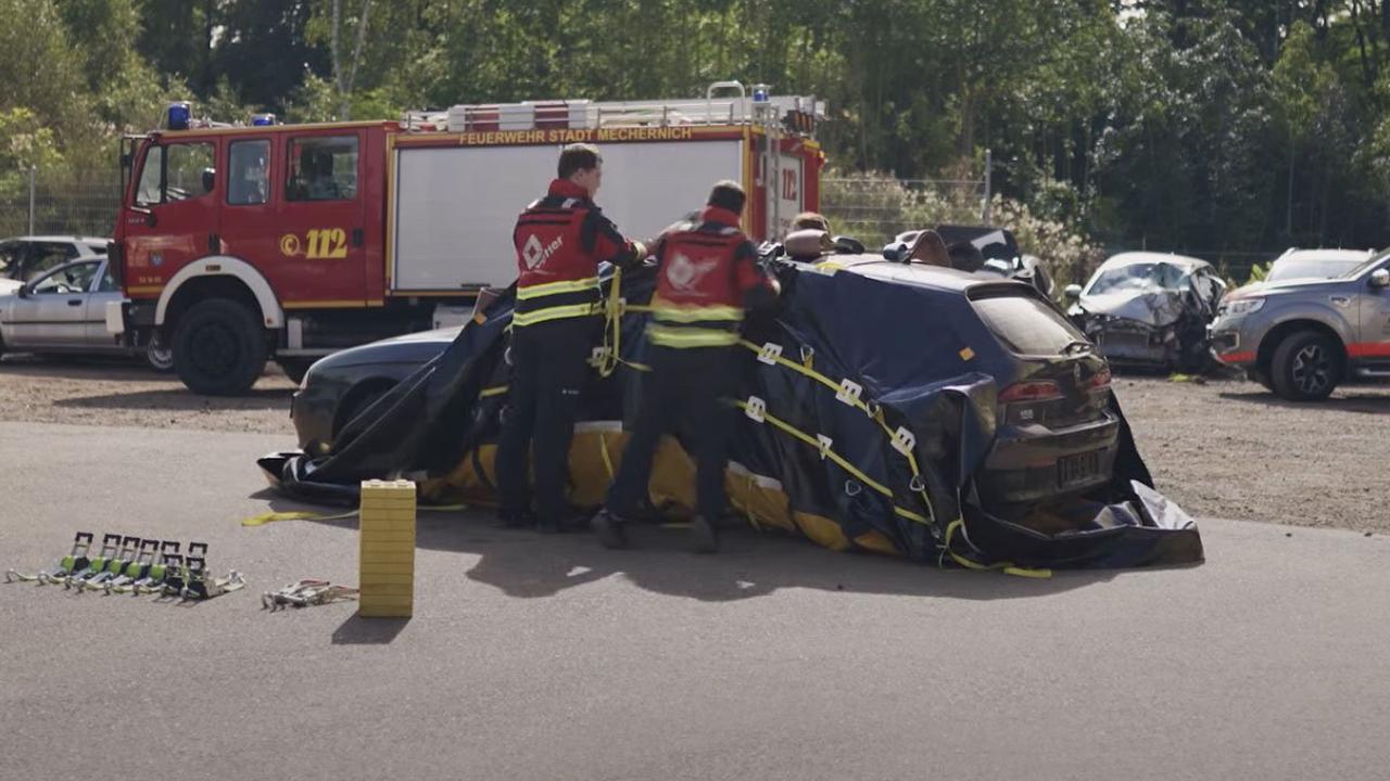 Feuerwehrmann erfindet Löschsack für in Brand geratene Elektroautos