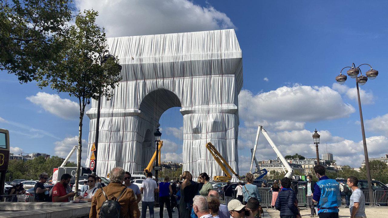 Dernier week-end pour voir l'Arc de Triomphe emballé à Paris, le rond-point de l'Étoile piéton