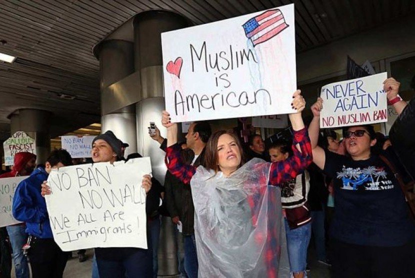 Warga AS berunjuk rasa menolak larangan masuk bagi warga sejumlah negara Muslim yang diberlakukan Presiden Donald Trump pada 2018. (C Guerrero/AP Photo) 
