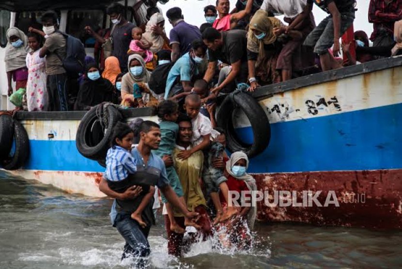 Warga Aceh Utara menyelamatkan pengungsi Rohingya yang terombang-ambing di perairan wilayah itu pada 2020. (Rahmad/Antara) 