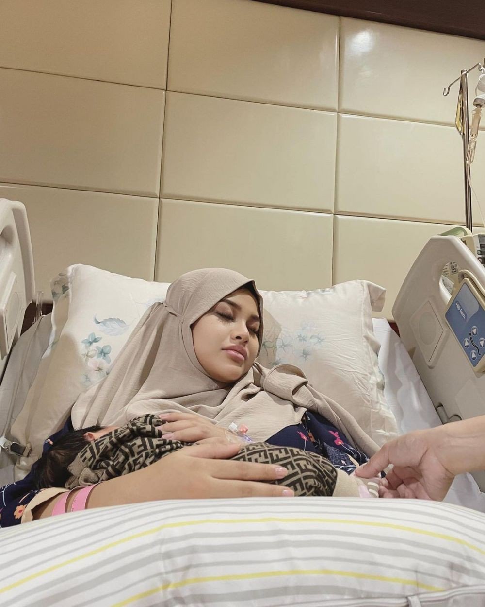 10 Potret Natural Artis Sesaat Setelah Melahirkan, Bareface Memesona