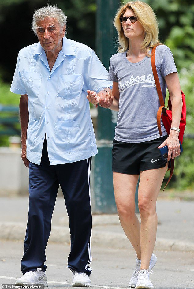 Tony Bennett 94 Enjoys Stroll With Third Wife Susan Crow 54 In Nyc Months After Revealing Alzheimer S Diagnosis Opera News