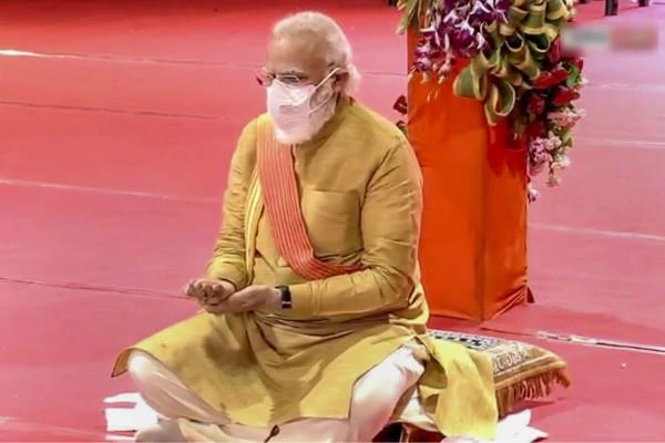 purohit who doing bhoomi pujan asked dakshina in a pledge from pm modi