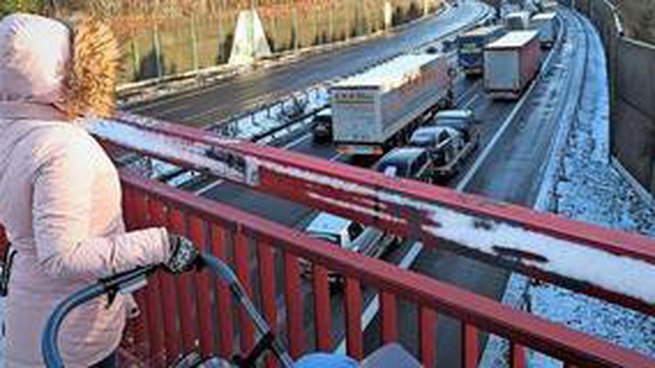 Wintereinbruch: Lkw-Unfall auf der A10 zwischen Ludwigsfelde und Rangsdorf sorgt für Stau bis Freitagmittag