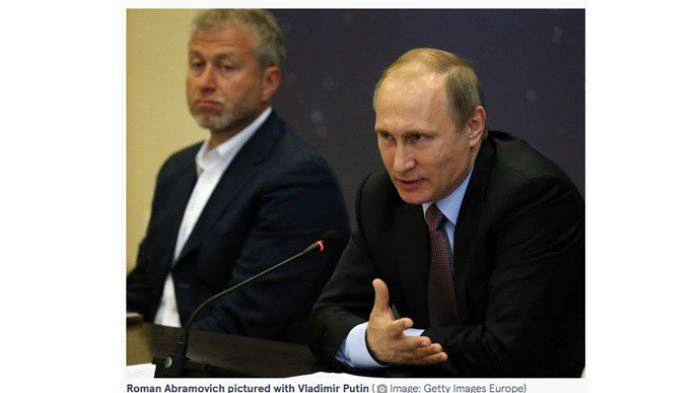 Presiden Rusia, Vladimir Putin dengan latar belakang sosok pemilik mayoritas saham klub sepakbola Liga Inggris, Chelsea, Roman Abramovich.