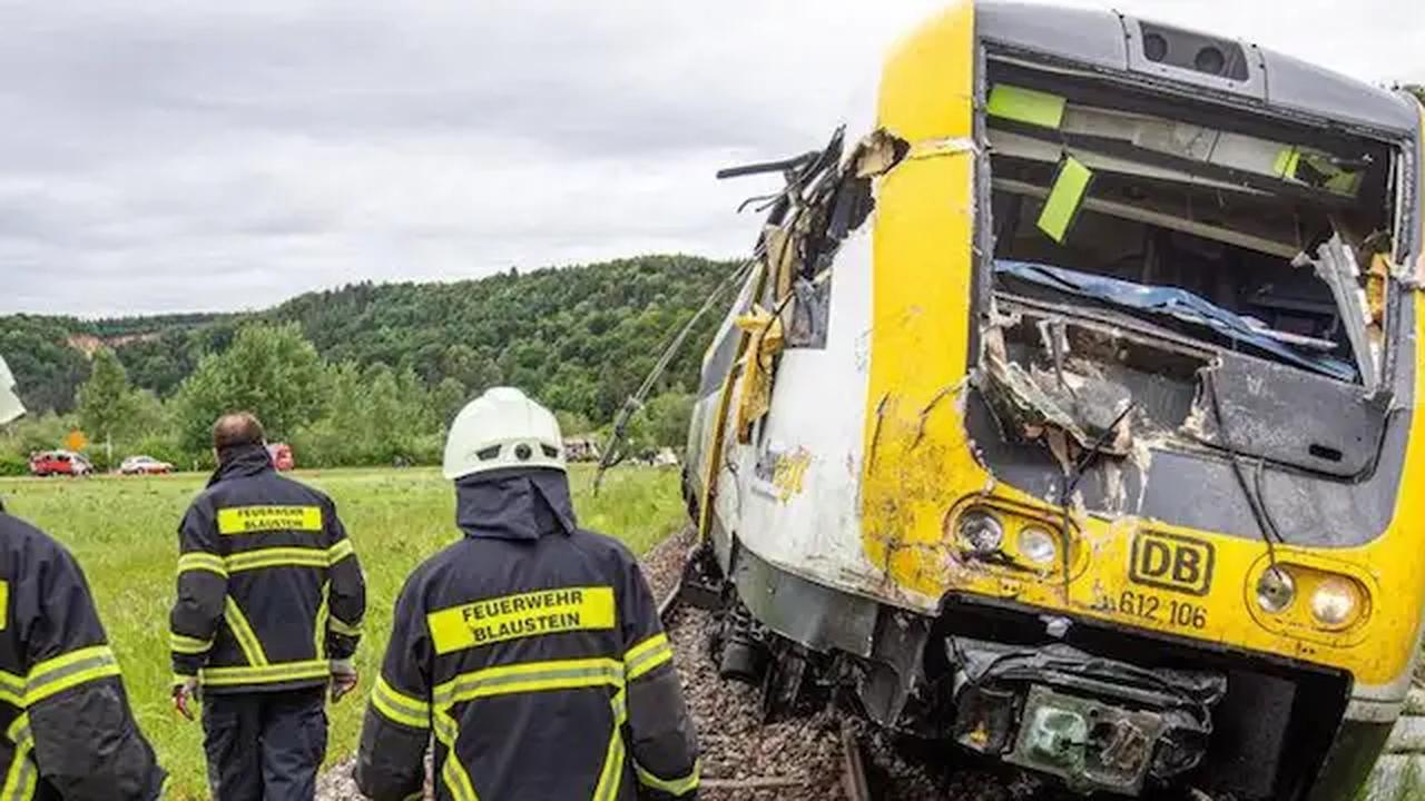 Zug kollidiert nahe Ulm mit Bus – mehrere Verletzte