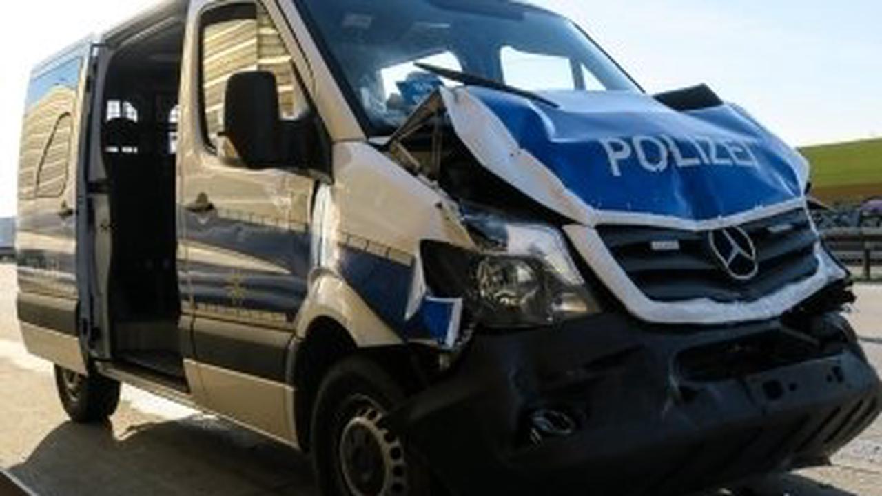 Fünf Polizisten bei Unfall auf A 72 verletzt