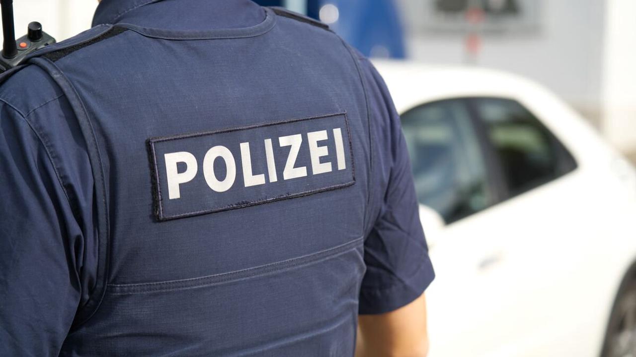 Polizeikontrolle auf A7 bei Oy-Mittelberg: Totalfälschung, kein Führerschein und unerlaubte Einreise - Oy-Mittelberg