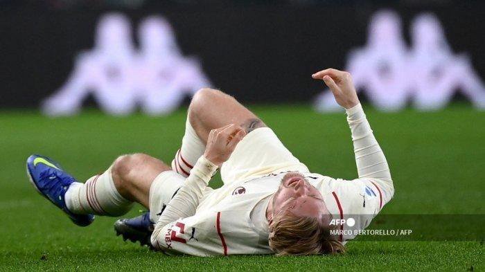 Bek AC Milan Denmark Simon Kjaer bereaksi setelah cedera saat pertandingan sepak bola Serie A Italia antara Genoa dan AC Milan pada 01 Desember 2021 di stadion Luigi-Ferraris di Genoa.