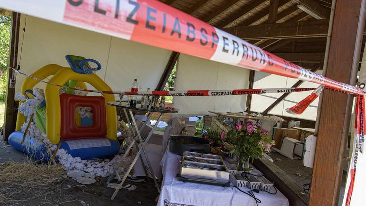 Auto rast in Riedstädter Hütte: Sieben Menschen verletzt