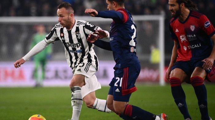 Gelandang Juventus asal Brasil Arthur (kiri) mengungguli gelandang Cagliari asal Uruguay Christian Oliva selama pertandingan sepak bola Serie A Italia antara Juventus dan Cagliari pada 21 Desember 2021 di stadion Juventus di Turin.