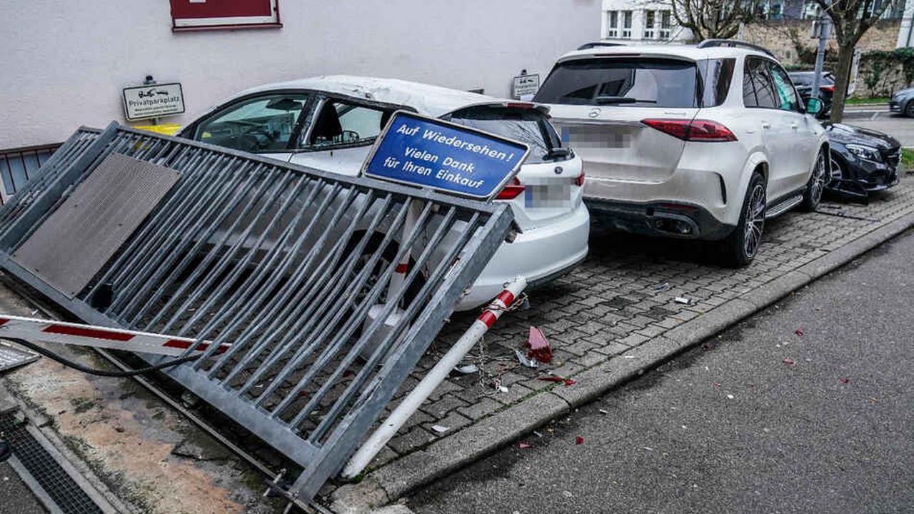 119.000 Euro Schaden: Mercedes-SUV schanzt über Fiesta und kracht in C-Klasse!