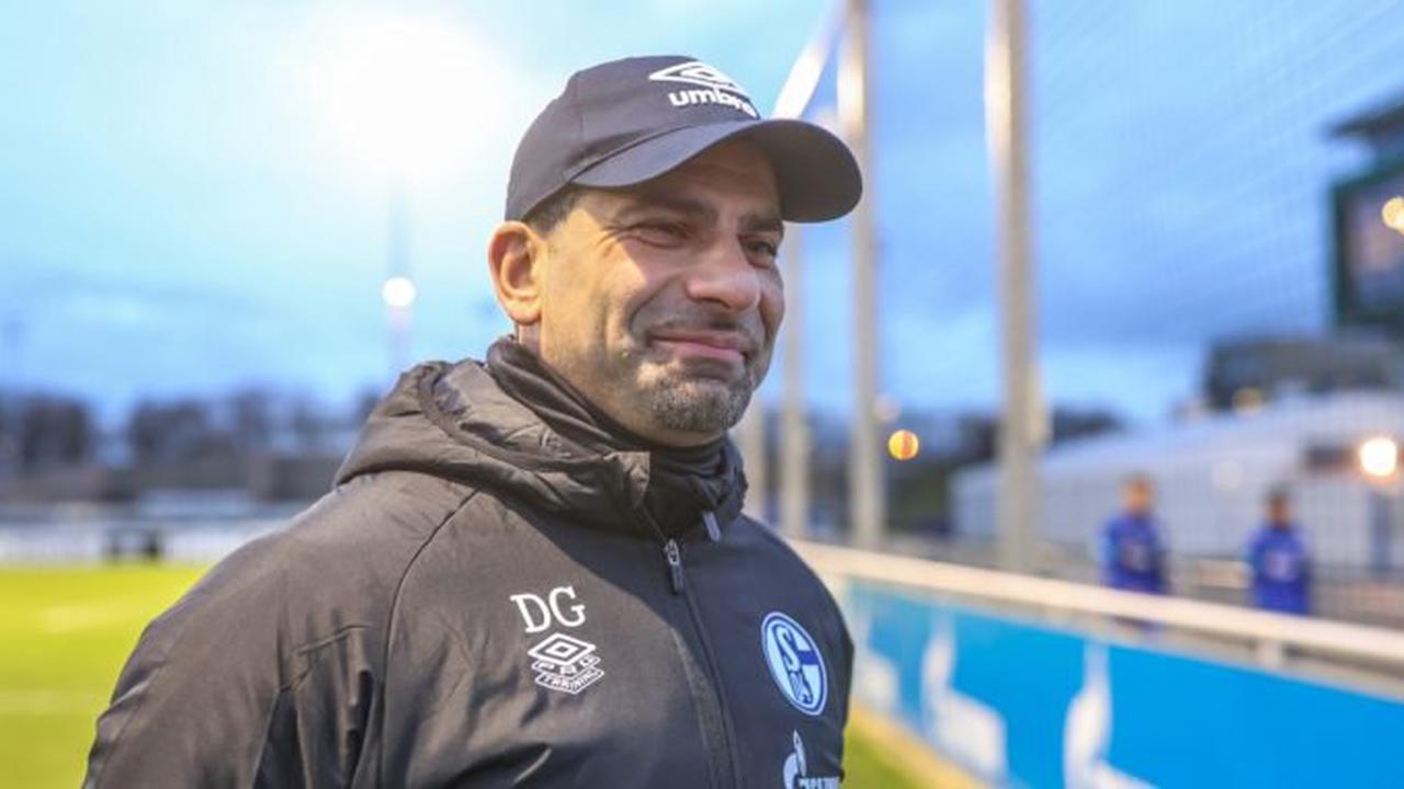 Von seiner „Entlassung“ erfuhr Schalke-Trainer Grammozis im Supermarkt