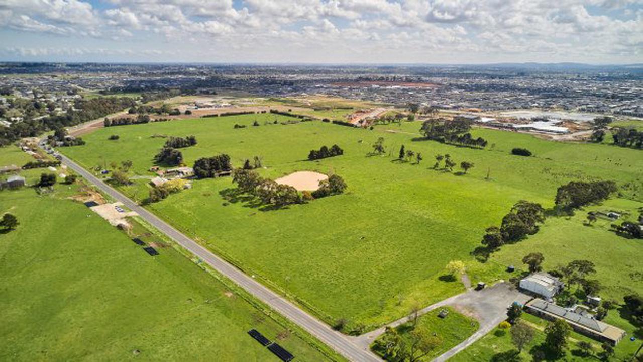 firkant Tradition suspendere Developers swoop on $200m of outer Melbourne housing sites - Opera News