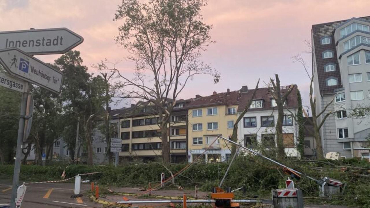 Schockierendes Bild zeigt sich in Paderborn (D): 300-Meter-Schneise der Verwüstung nach tornadoartigem Sturm