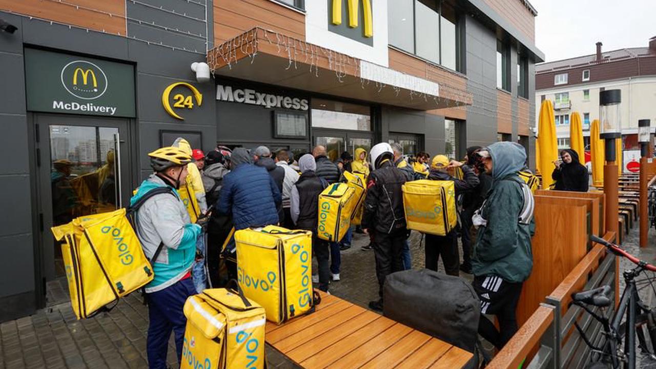 Proposant un goût de normalité, McDonald's rouvre ses portes à Kiev sept mois après la guerre.
