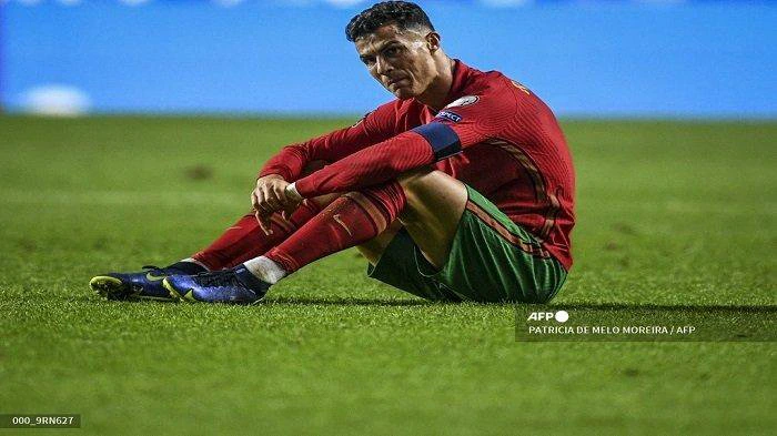Reaksi penyerang Portugal Cristiano Ronaldo pada akhir pertandingan sepak bola grup A kualifikasi Piala Dunia Qatar 2022 antara Portugal dan Serbia, di stadion Luz di Lisbon, pada 14 November 2021.