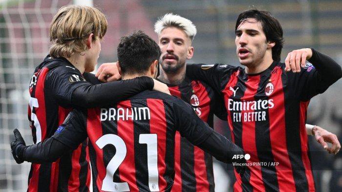Gelandang Spanyol AC Milan Brahim Diaz (2ndL) merayakan dengan (Dari kiri) penyerang Norwegia AC Milan Jens Petter Hauge, pemain depan Spanyol AC Milan Samuel Castillejo dan gelandang Italia AC Milan Sandro Tonali setelah mencetak gol selama pertandingan sepak bola Grup H Liga Eropa UEFA AC Milan vs Celtic pada 3 Desember 2020 di stadion San Siro di Milan.
Vincenzo PINTO / AFP