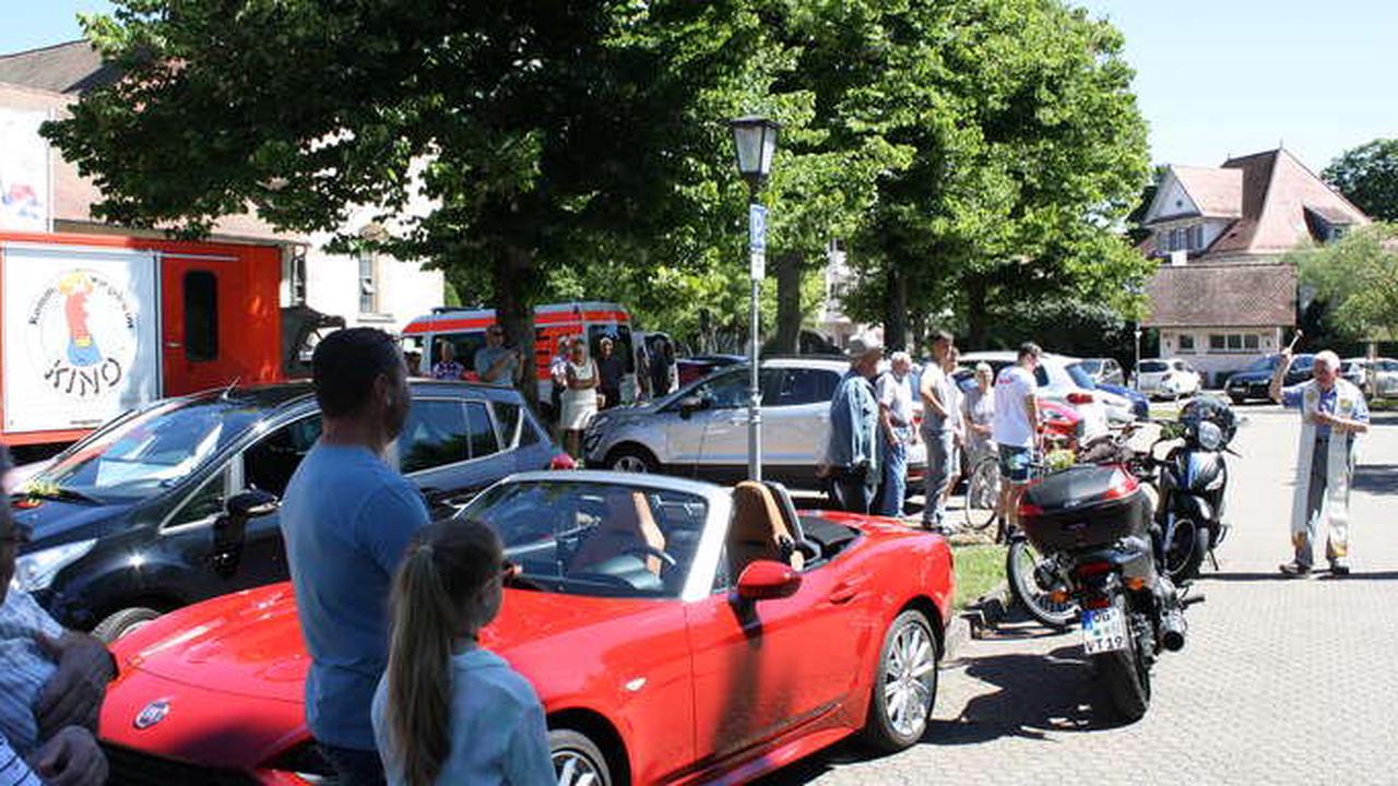 Pfarrer Koppelstätter segnet Fahrzeuge auf dem Haslacher Klosterplatz