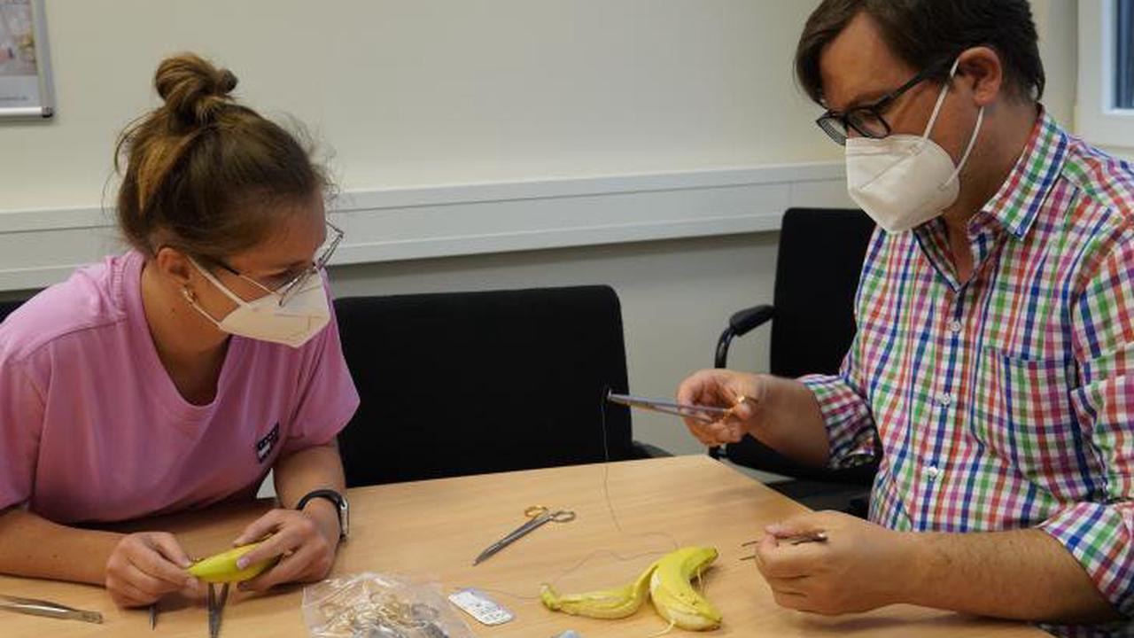 Hier zeigt Chefarzt Dr. Sven Müller einer Studentin die Technik des medizinischen Nähens. Foto: Lisa Iffland