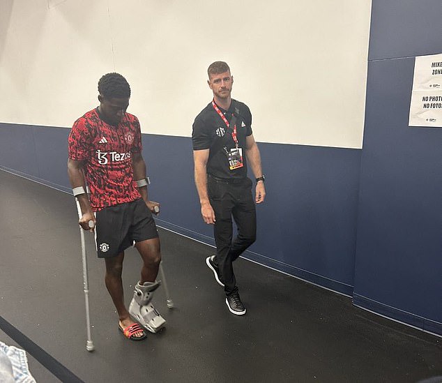 Man United teenager Kobbie Mainoo leaves NRG Stadium in a protective boot  leaving boss Erik ten Hag sweating over his fitness after 2-0 loss to Real  Madrid | Daily Mail Online
