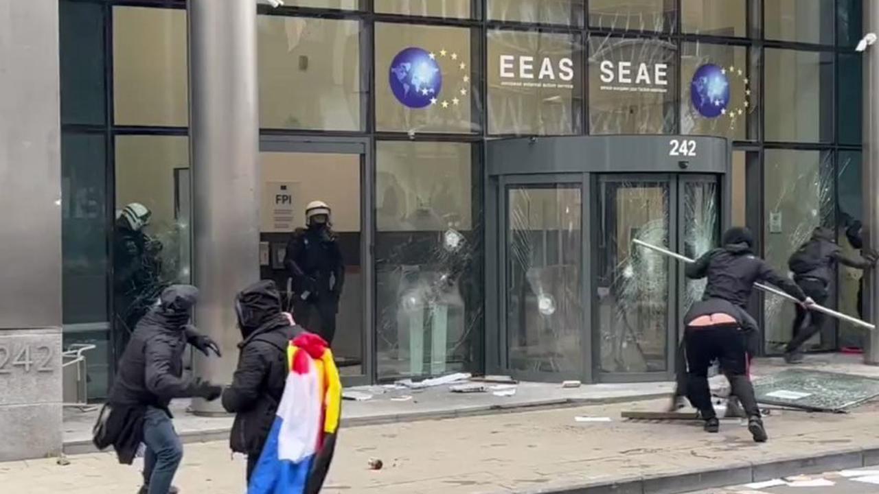 Разгромлены витрины: обнародованы кадры последствий протестов в Брюсселе
