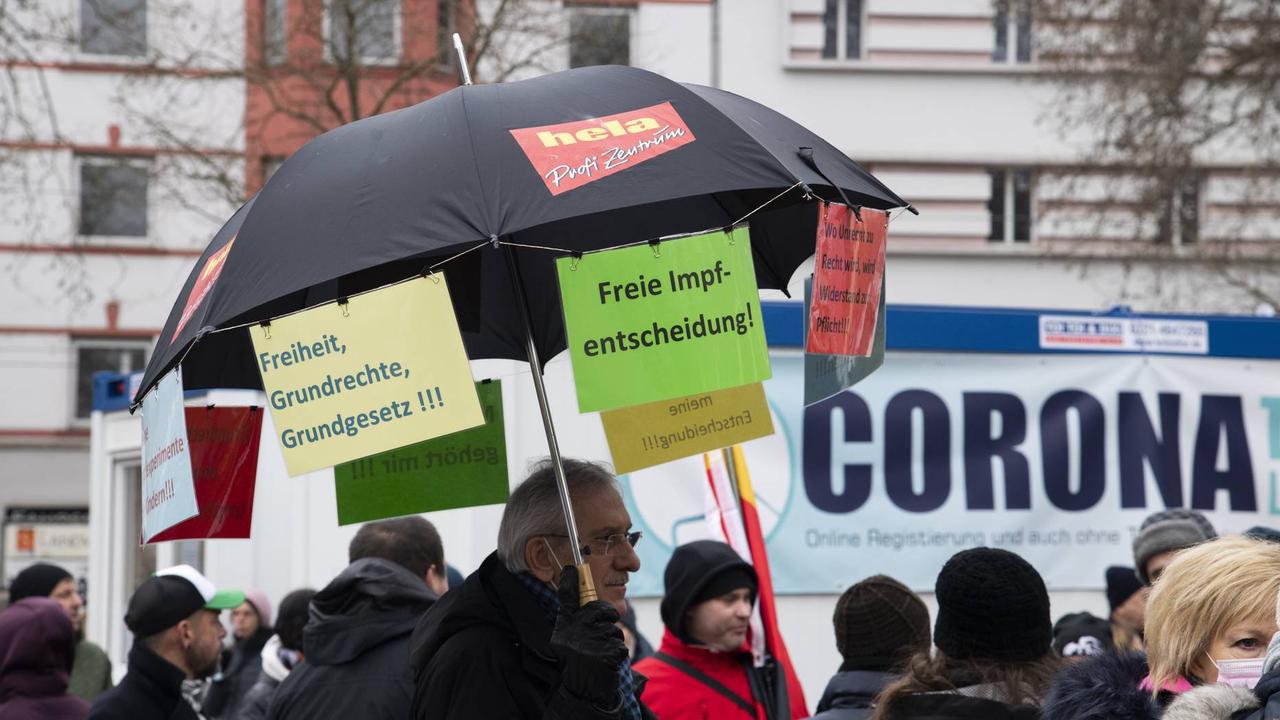 Tausende in Saarbrücken: Demo gegen Corona-Politik und Impfpflicht: „Wir sind im Totalitarismus angekommen“
