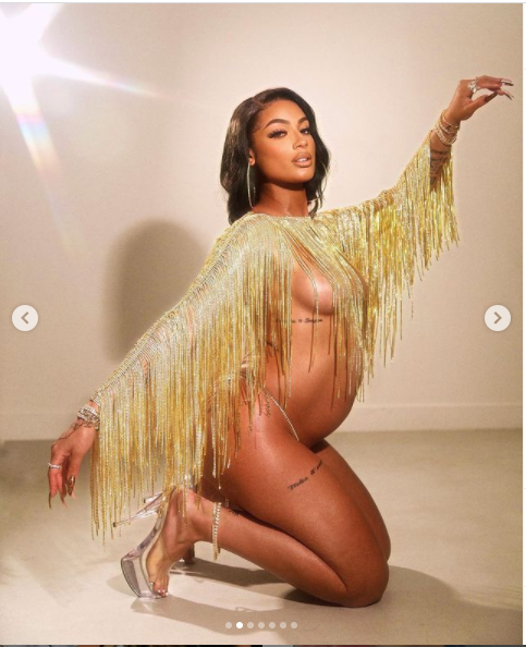 Pregnant Dani Leigh strips down completely to show off her baby bump?(Photos)