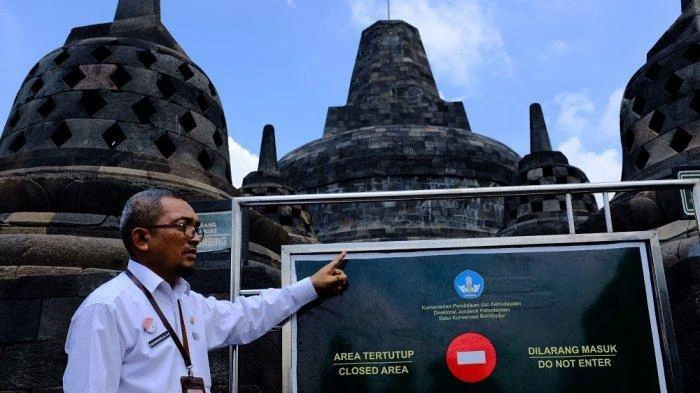 Kepala Seksi Konservasi BKB, Yudi Suhartono, menunjukkan tanda larangan masuk untuk lantai 9 dan 10 Candi Borobudur, Kamis (13/2/2020).