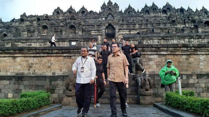 Menteri Pariwisata dan Ekonomi Kreatif, Wishnutama, melakukan kunjungan kerja ke Candi Borobudur di Magelang, Jawa Tengah, Kamis (19/12/2019), bersama Wakil Menteri, Angela Tanoesoedibjo.