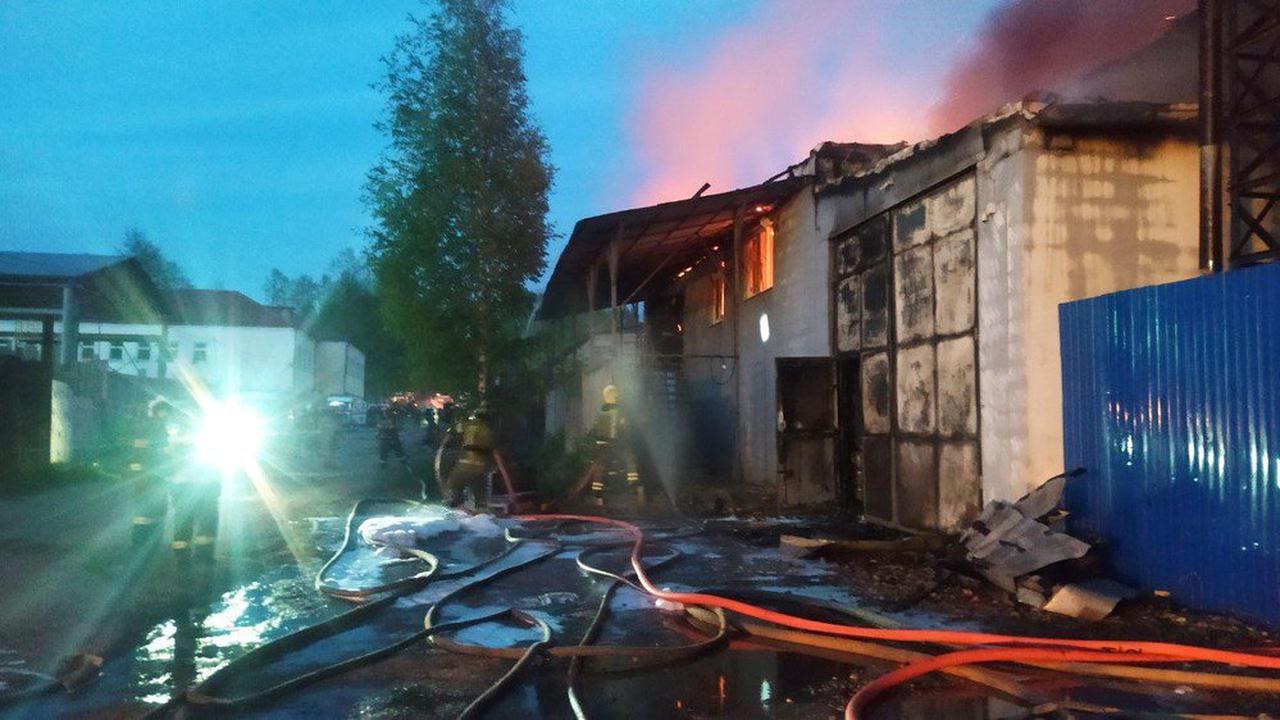 Врио губернатора отправил эколабораторию к месту пожара на заводе в Ярославле