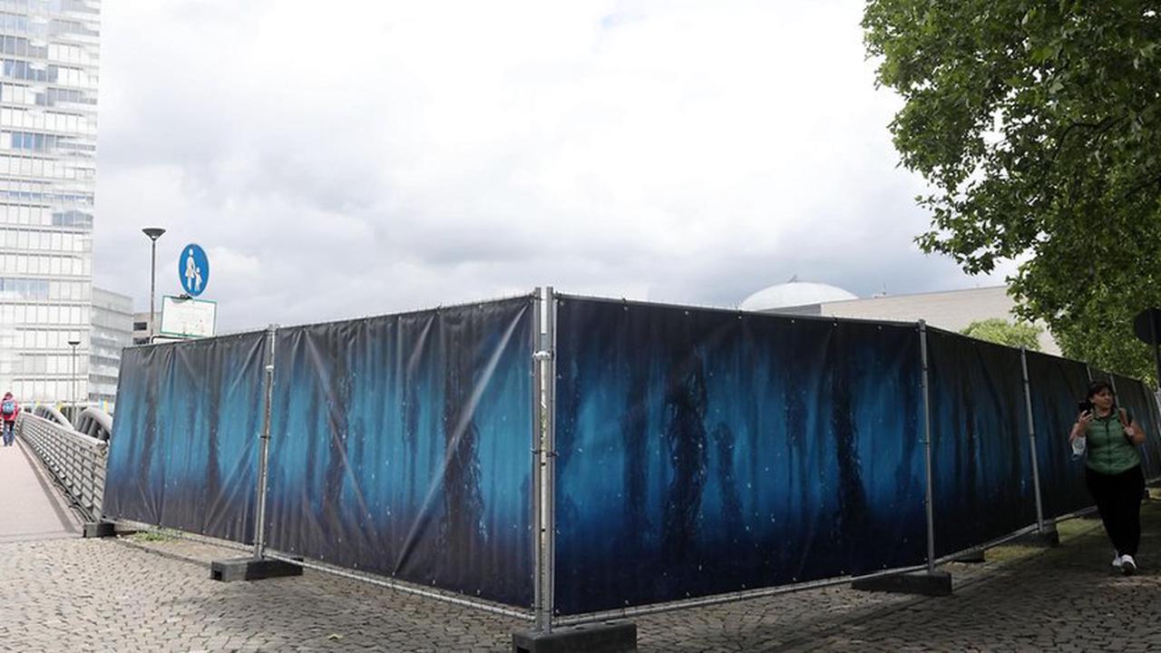 Riesiger Zaun am Kölner Mediapark: Diese Netflix-Serie steckt dahinter