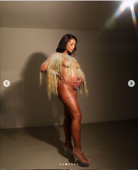 Pregnant Dani Leigh strips down completely to show off her baby bump?(Photos)