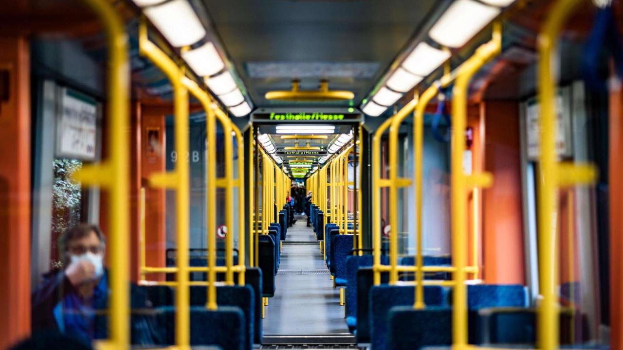 Bahnen und Busse bieten Fahrgästen mehr Platz