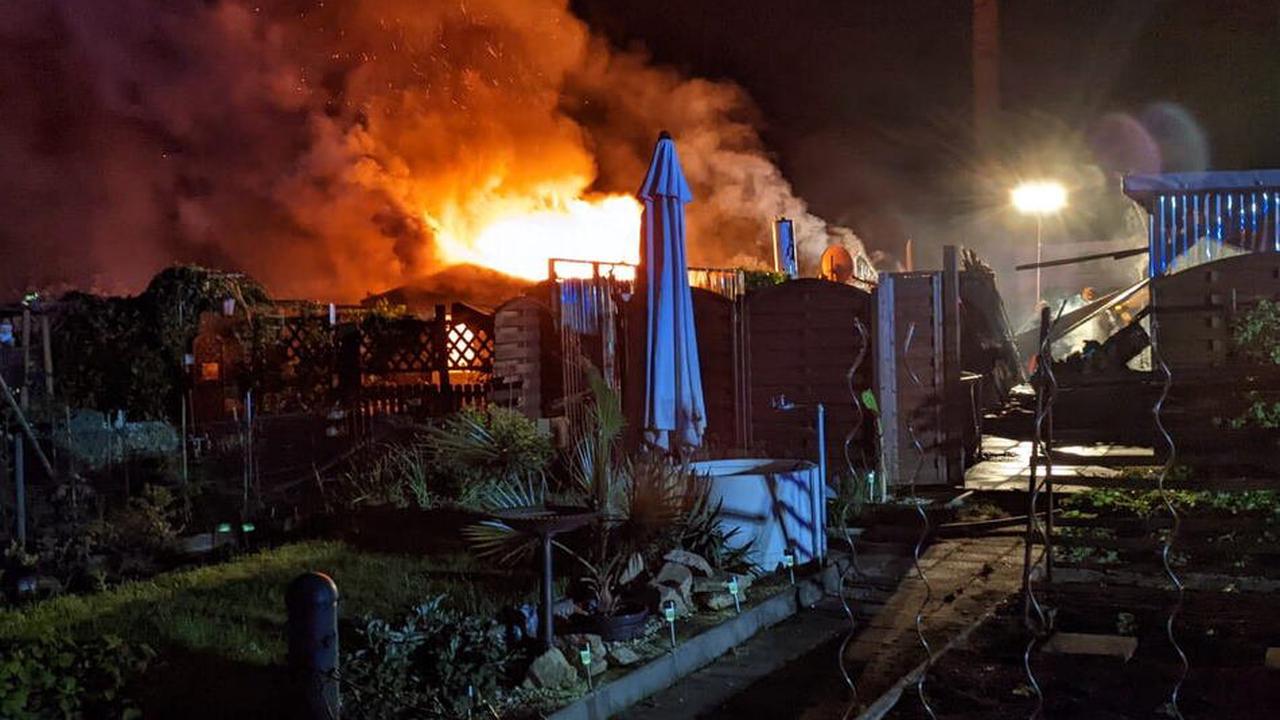 Großfeuer in Riesa: Vier Gartenlauben brennen lichterloh