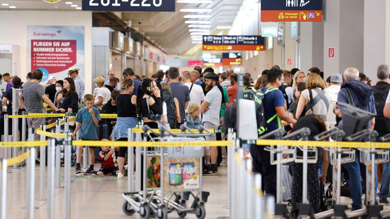 Luftverkehr Flughäfen: Regierung kündigt Einsatz ausländischer Helfer an