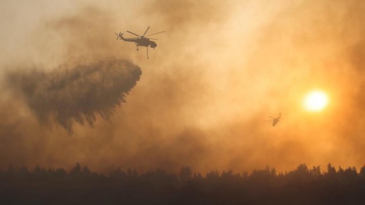 Firefighting plane crashes on Greek island, pilot survives (photos)