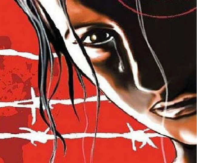किशोरी को शराब से नहलाया, पुलिस बाेली-जरा मुंह खोलकर दिखाओ, देखें तो कितनी खूबसूरत हो