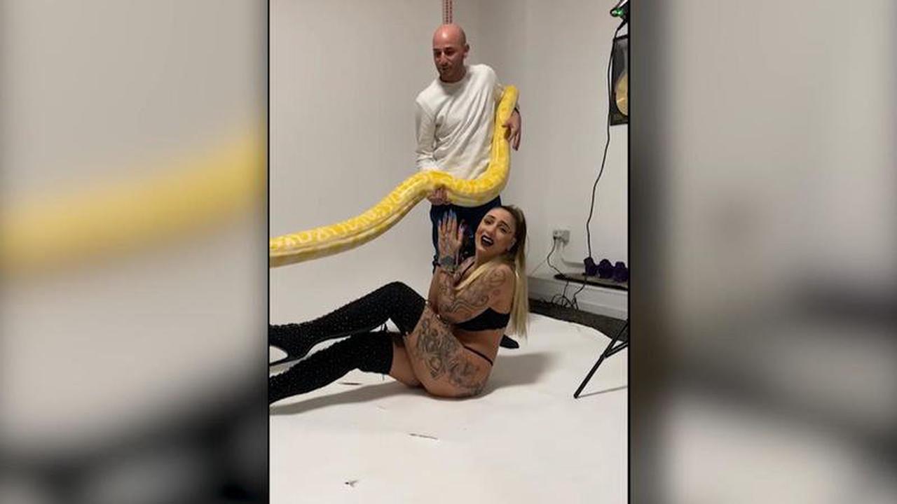 Model flippt bei Schlangen-Shooting aus - "Ich möchte sterben"